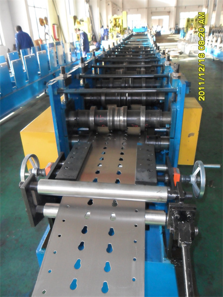 ماكينة تشكيل إطارات الأبواب